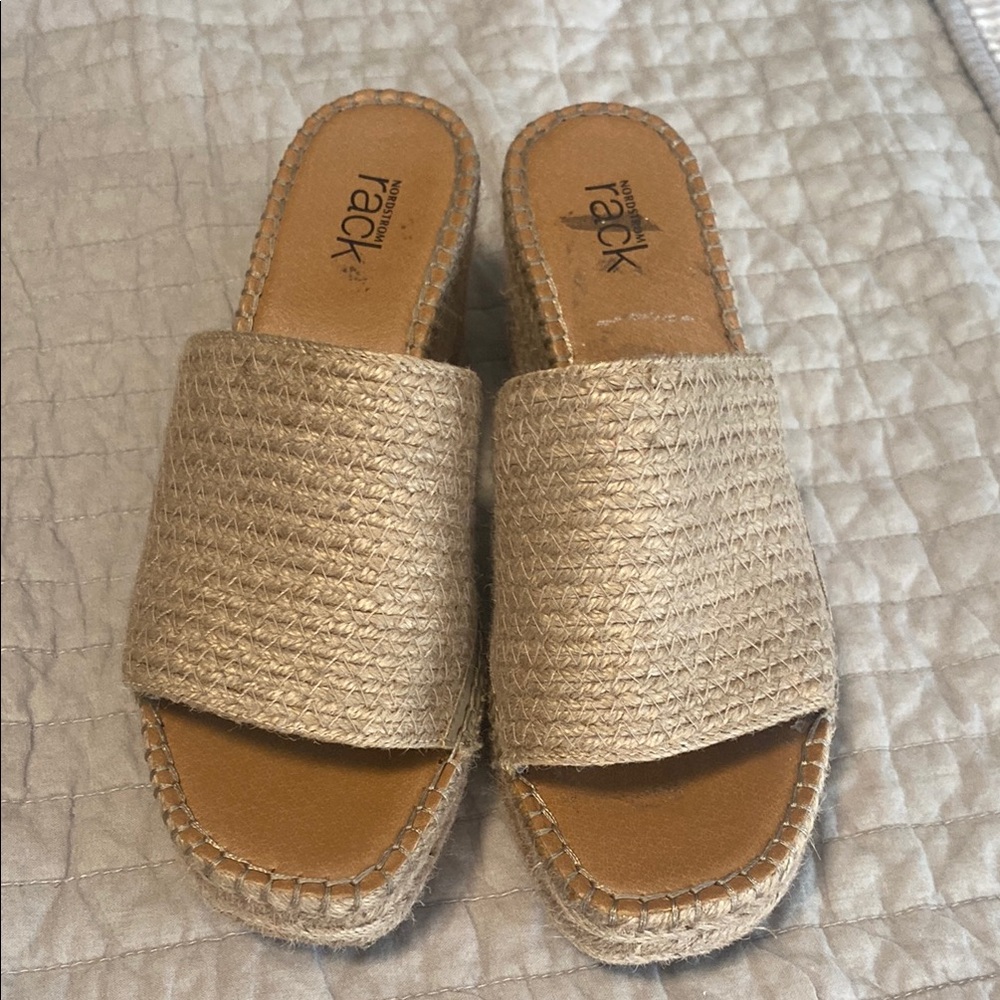 Nordstrom Rack. Women's Tan Woven Slide Sandals. Size 7.